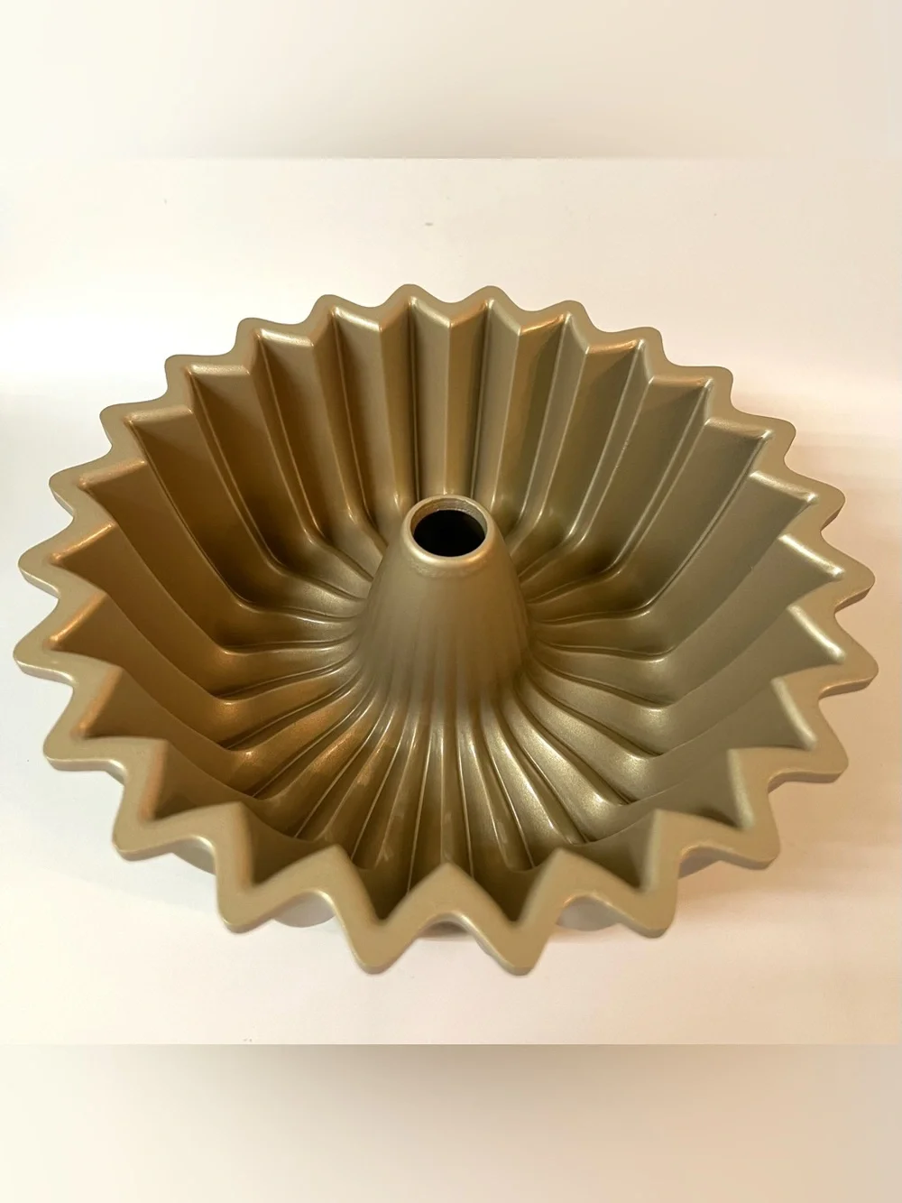 Nordic Ware Brilliance Bundt Cake Cast Aluminum Pan Gold Finish 5 Cups USA 8 in